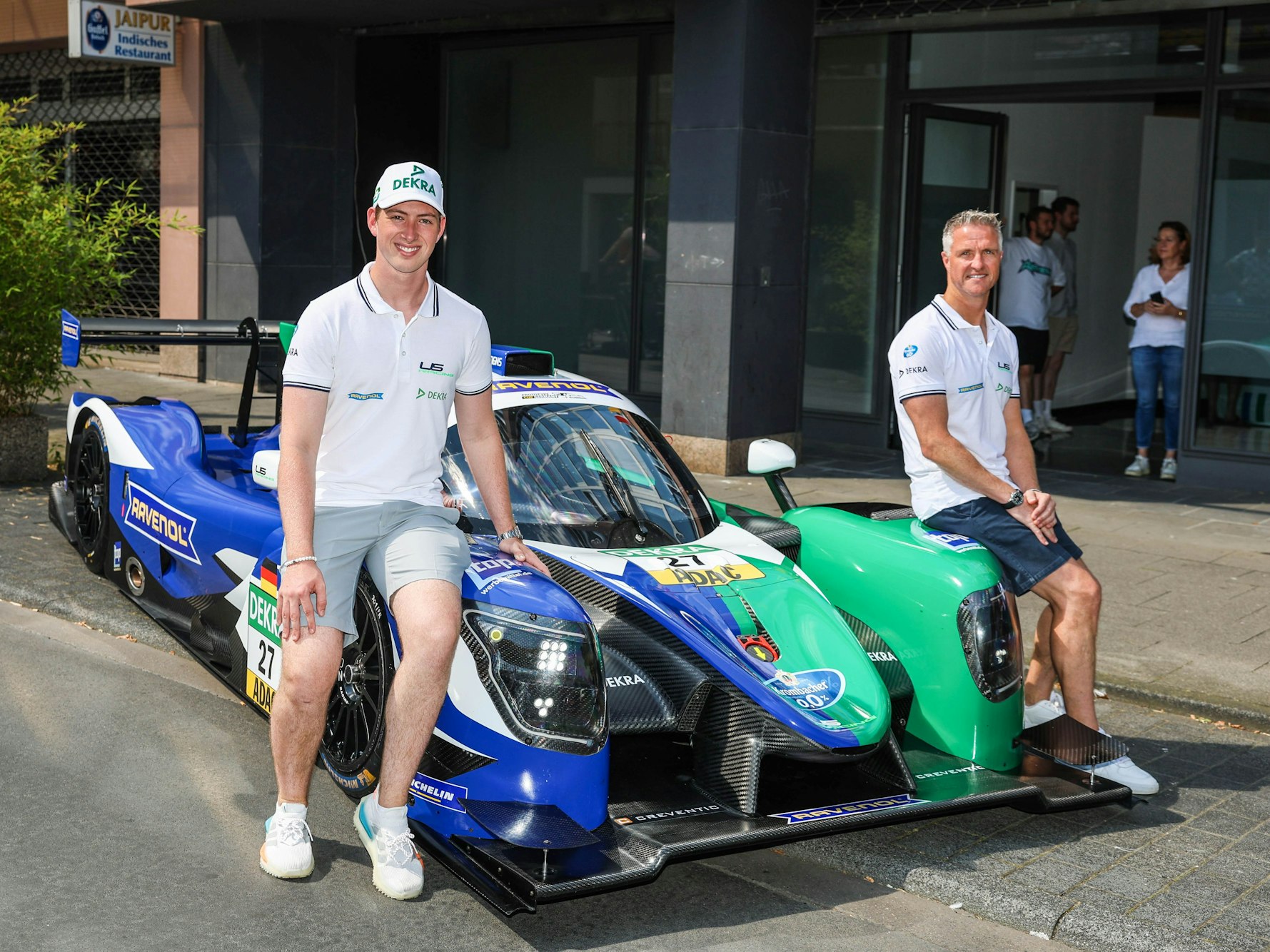 Ralf Schumacher posiert mit Sohn David in Köln auf ihrem LMP3-Flitzer für ihr Debüt im Prototype Cup Germany auf dem Nürburgring.