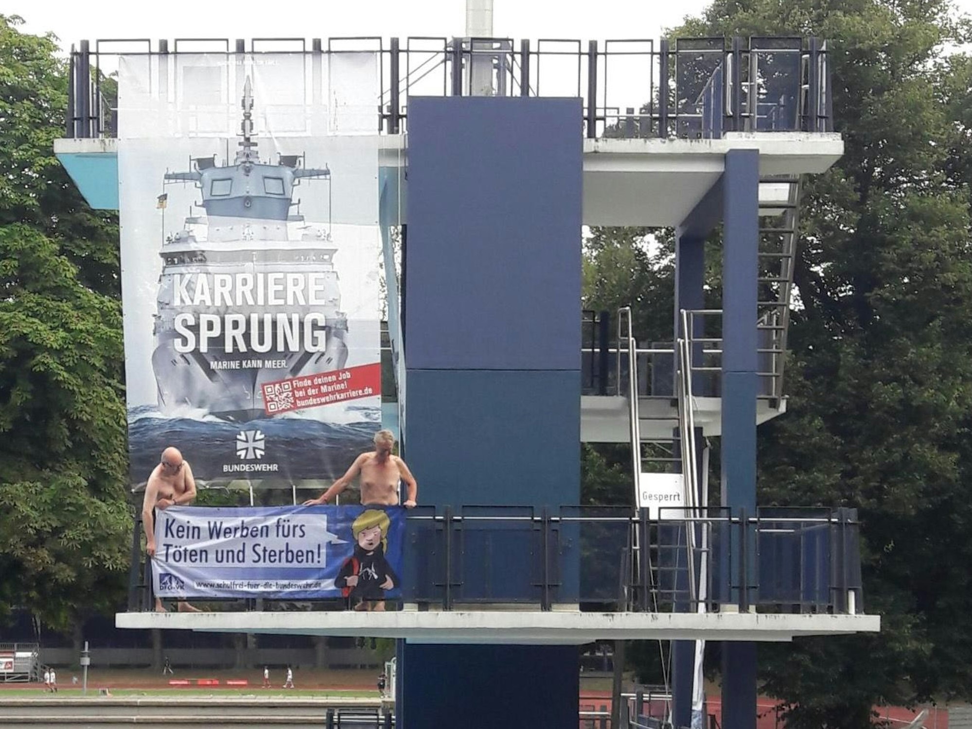 Aktivisten und Aktivistinnen besetzten am 14. August 2024 den Sprungturm im Stadionbad in Köln-Müngersdorf.