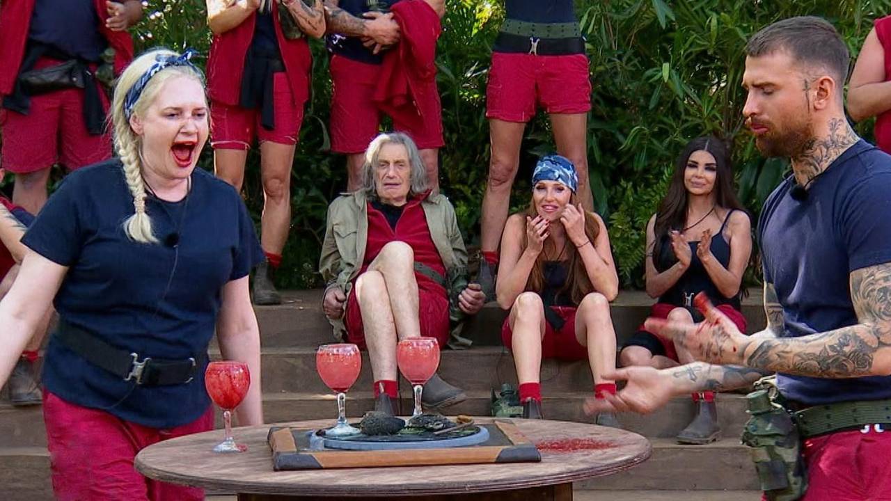Gigi Birofio hat in der ersten Essensprüfung genug vom „Griechischen Schleim“ und kapituliert aus Ekel. Sarah Knappik trinkt anschließend den kompletten Rest inklusive Gigis Spucke. „Ich hab es für euch gemacht. Sprecht mich nicht drauf an, dass es drinbleibt“, sagte sie der Gruppe.
