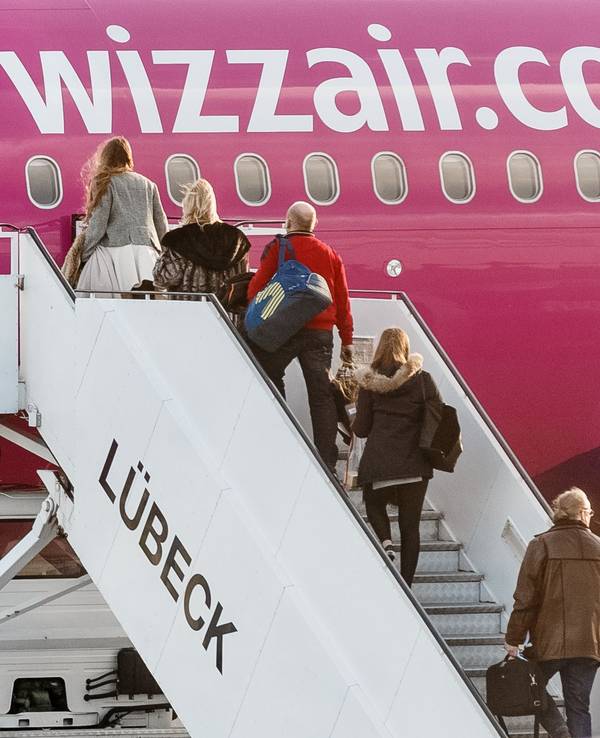 Passagiere besteigen am 21. Dezember 2015 in Lübeck (Schleswig-Holstein) auf dem Flughafen Blankensee ein Flugzeug der Fluglinie WizzAir.
