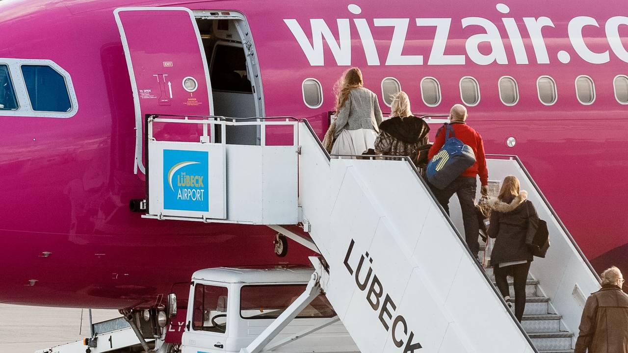 Passagiere besteigen am 21. Dezember 2015 in Lübeck (Schleswig-Holstein) auf dem Flughafen Blankensee ein Flugzeug der Fluglinie WizzAir.