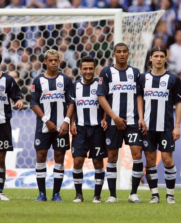 Sofian Chahed, Marcelinho, Yildiray Bastürk, Kevin Prince Boateng und Marko Pantelic (von links) bilden eine Mauer bei einem gegnerischen Freistoß in der Bundesligapartie gegen den VfB Stuttgart am 1. April 2006.