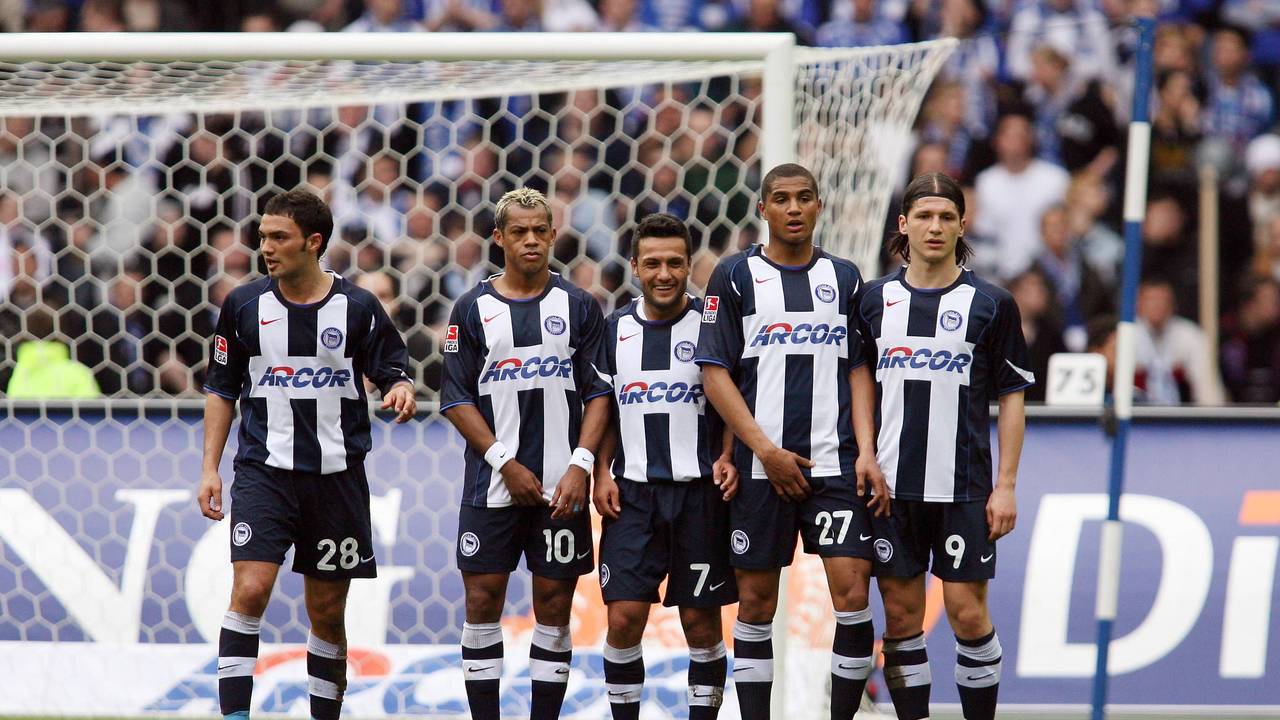 Sofian Chahed, Marcelinho, Yildiray Bastürk, Kevin Prince Boateng und Marko Pantelic (von links) bilden eine Mauer bei einem gegnerischen Freistoß in der Bundesligapartie gegen den VfB Stuttgart am 1. April 2006.