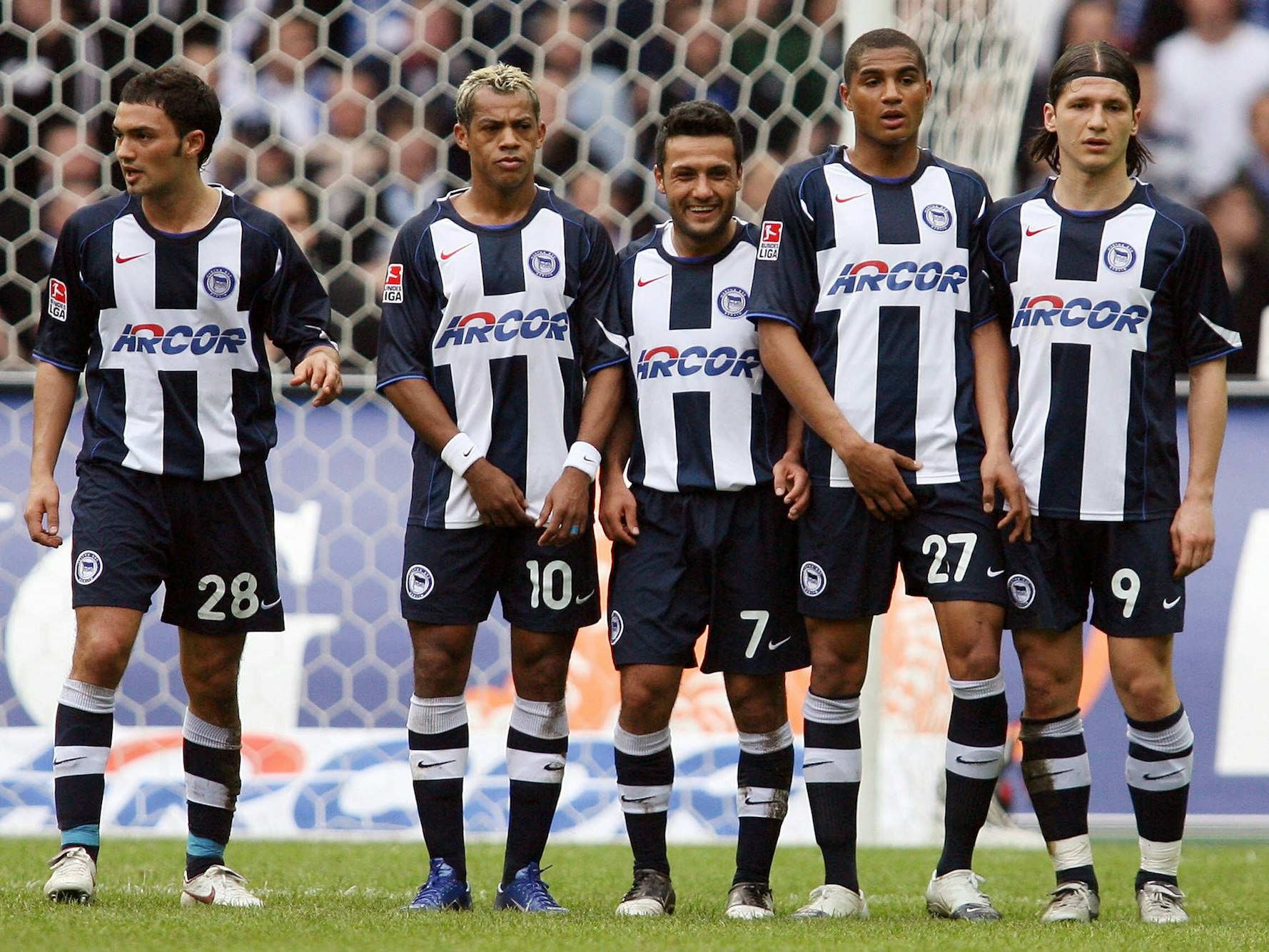 Sofian Chahed, Marcelinho, Yildiray Bastürk, Kevin Prince Boateng und Marko Pantelic (von links) bilden eine Mauer bei einem gegnerischen Freistoß in der Bundesligapartie gegen den VfB Stuttgart am 1. April 2006.