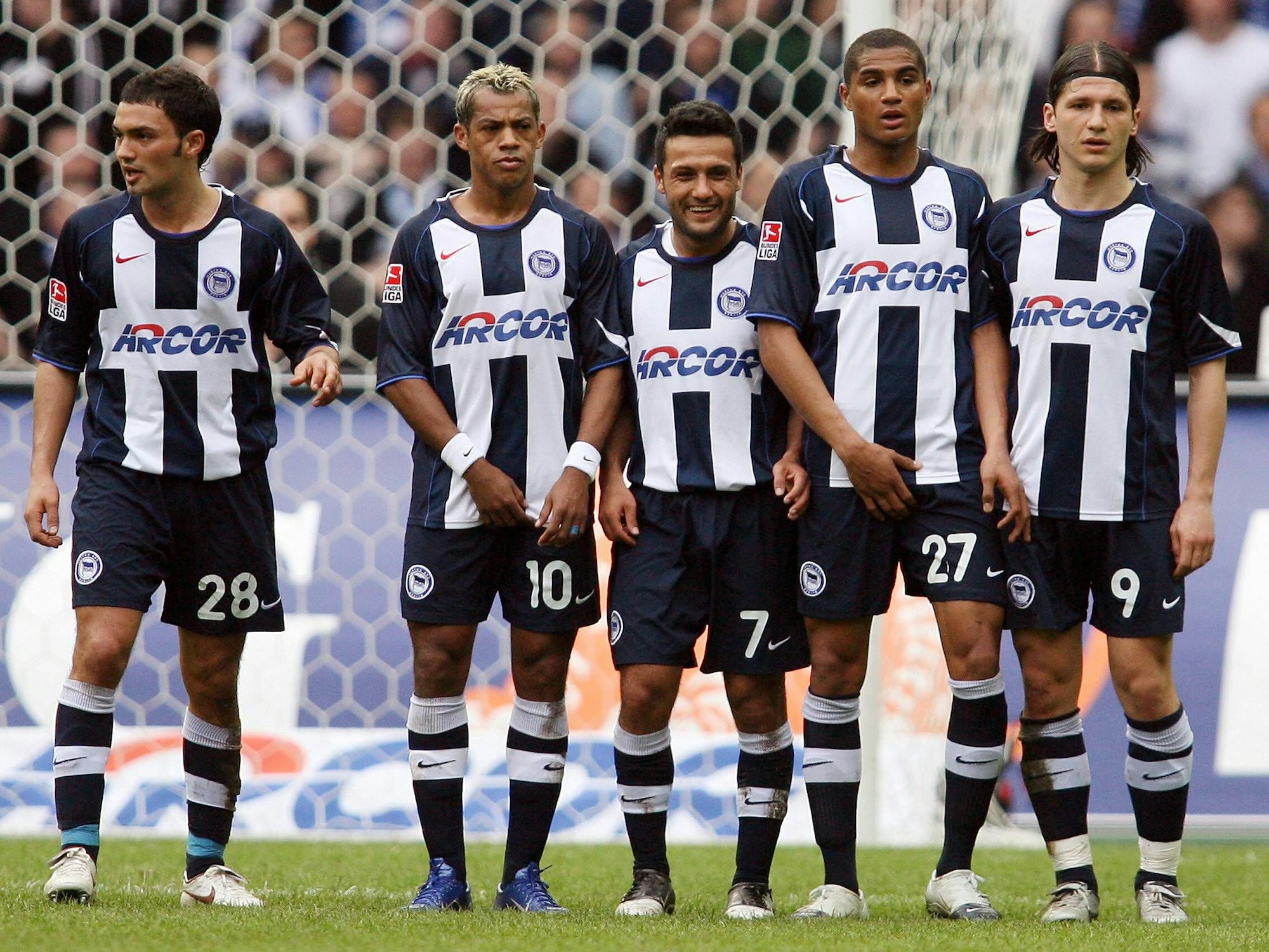Sofian Chahed, Marcelinho, Yildiray Bastürk, Kevin Prince Boateng und Marko Pantelic (von links) bilden eine Mauer bei einem gegnerischen Freistoß in der Bundesligapartie gegen den VfB Stuttgart am 1. April 2006.