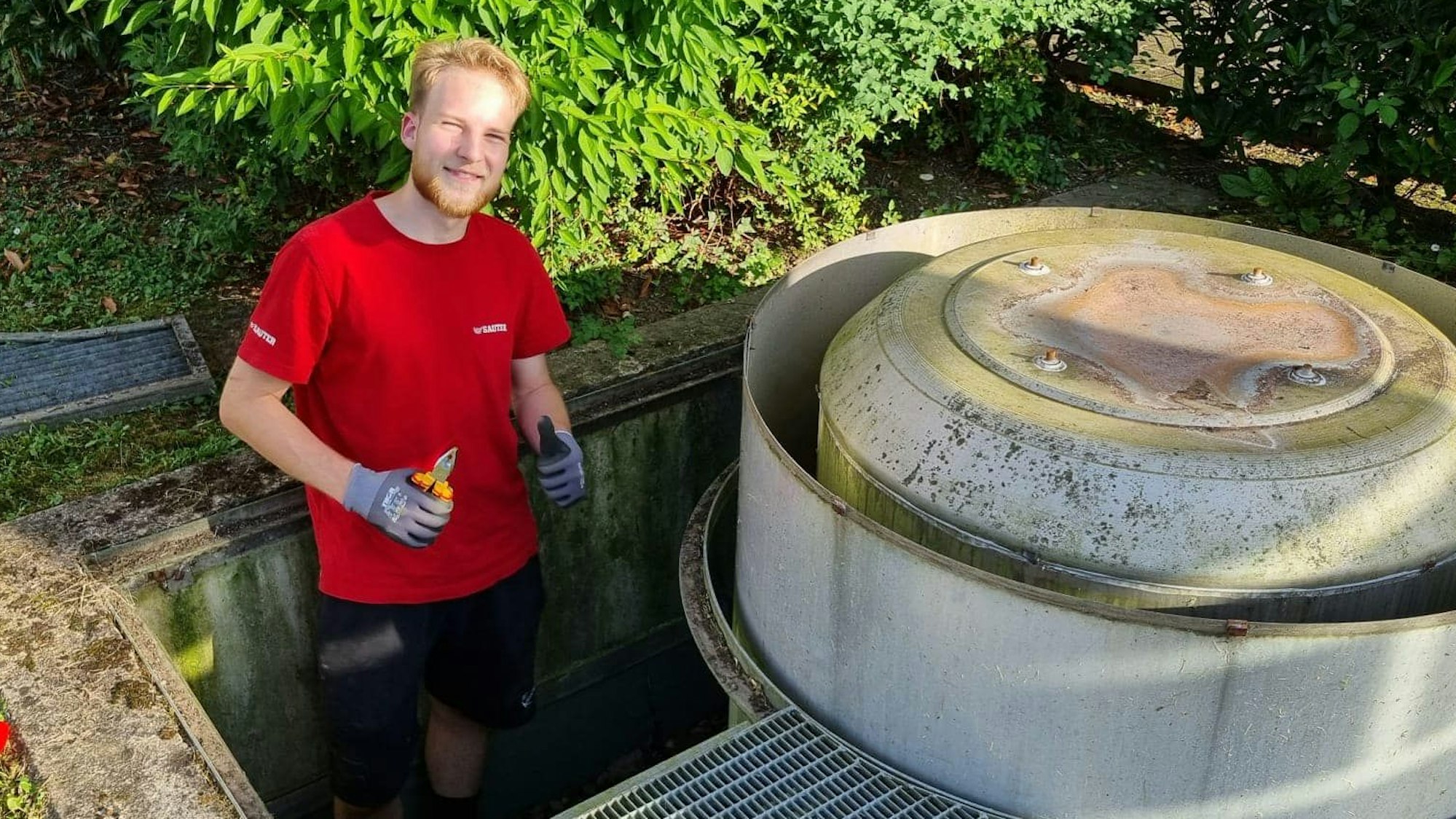 Monteur Louis kam aus Essen, um in Köln-Braunsfeld eine Elster zu retten.