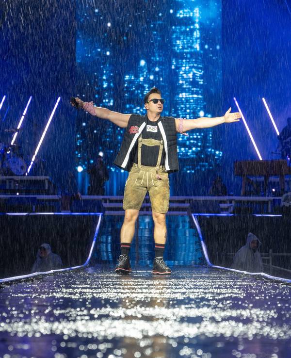 Andreas Gabalier gab im Juni 2024 bei strömendem Regen ein Konzert im Olympiastadion in München.