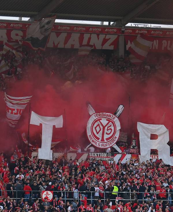Fans vom FSV Mainz 05 präsentieren eine Choreo in der Bundesligapartie gegen den FC Schalke 04 am 5. Mai 2023.