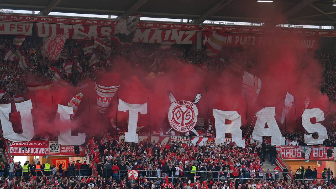 Fans vom FSV Mainz 05 präsentieren eine Choreo in der Bundesligapartie gegen den FC Schalke 04 am 5. Mai 2023.