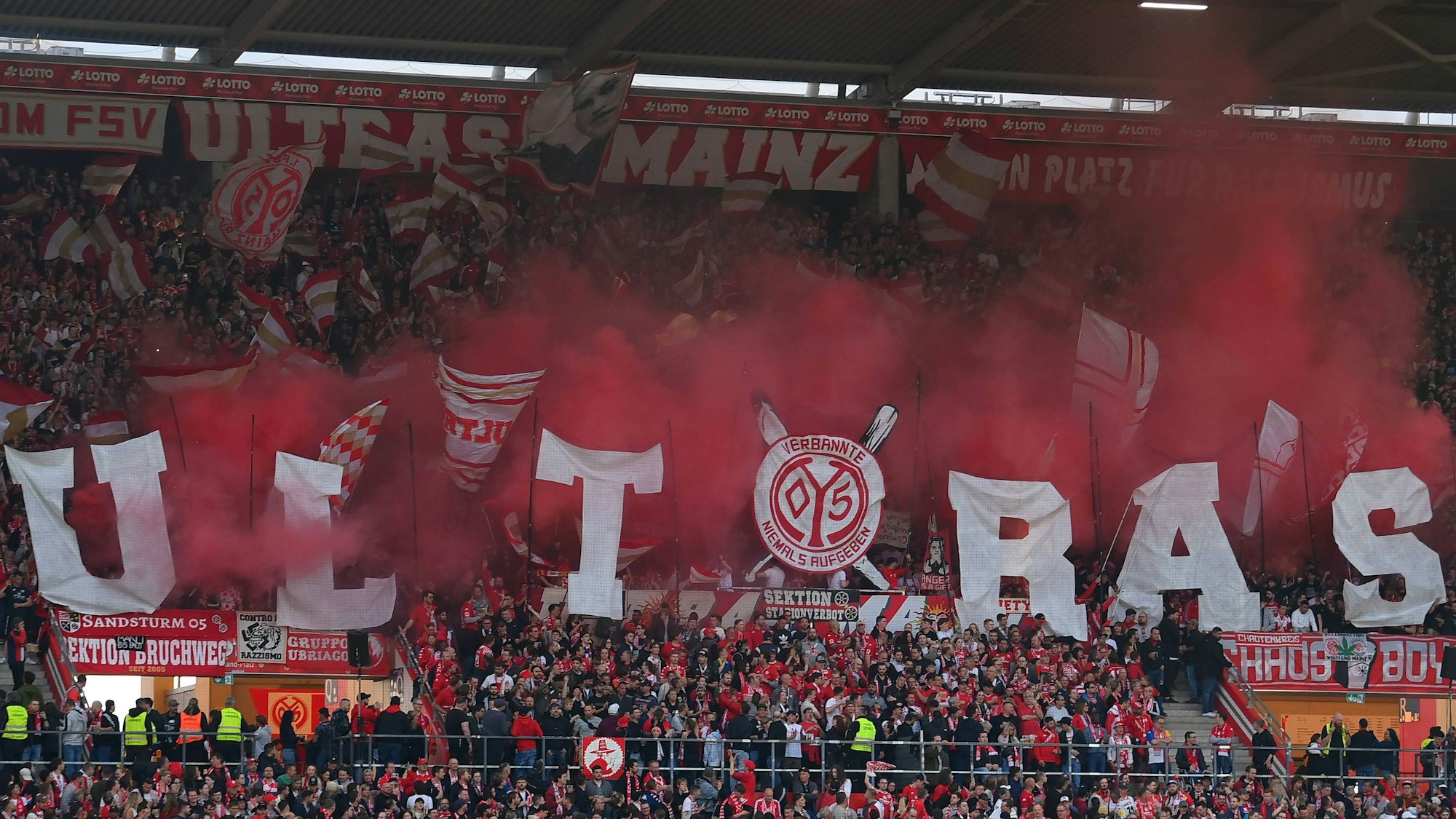 Fans vom FSV Mainz 05 präsentieren eine Choreo in der Bundesligapartie gegen den FC Schalke 04 am 5. Mai 2023.