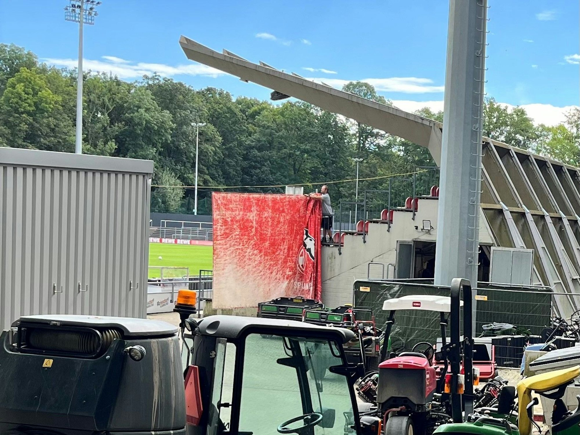 Blick aufs Franz-Kremer-Stadion am Geißbockheim.
