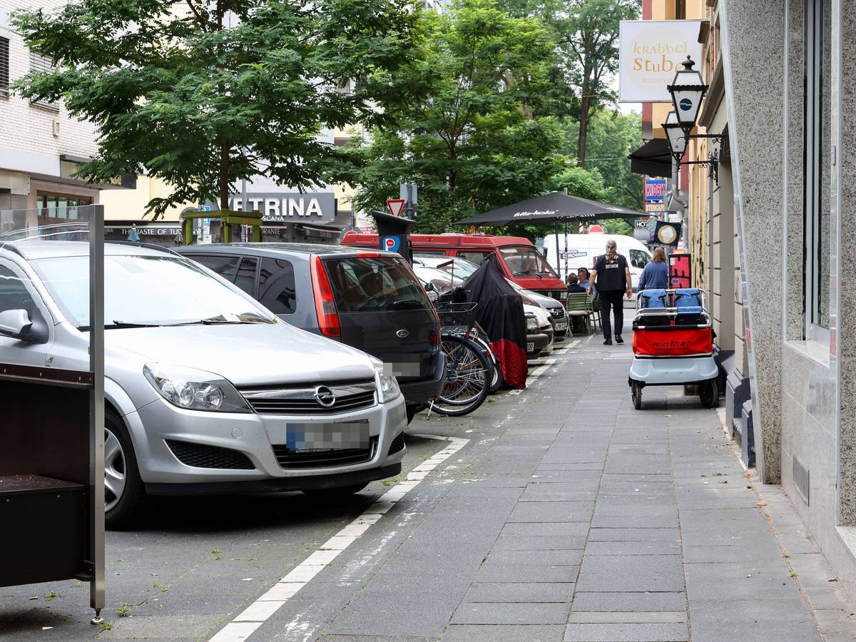 Autos parken an der Straße in Köln.