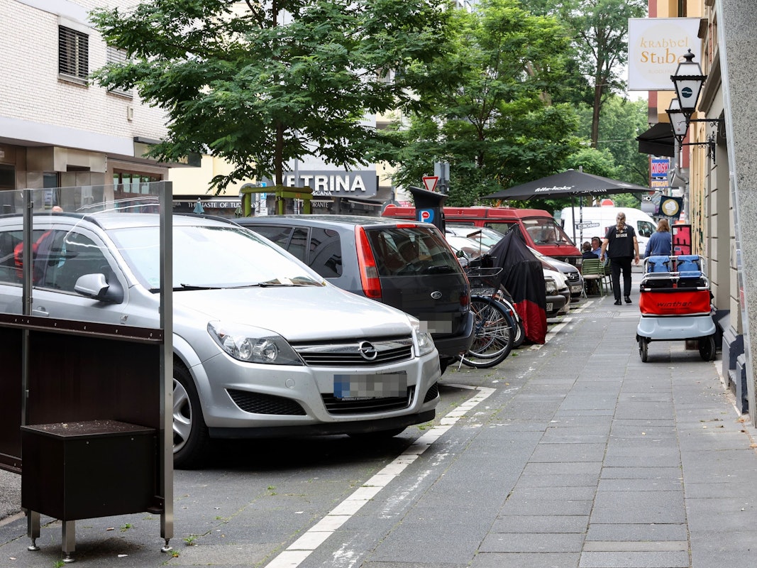 Autos parken an der Straße in Köln.
