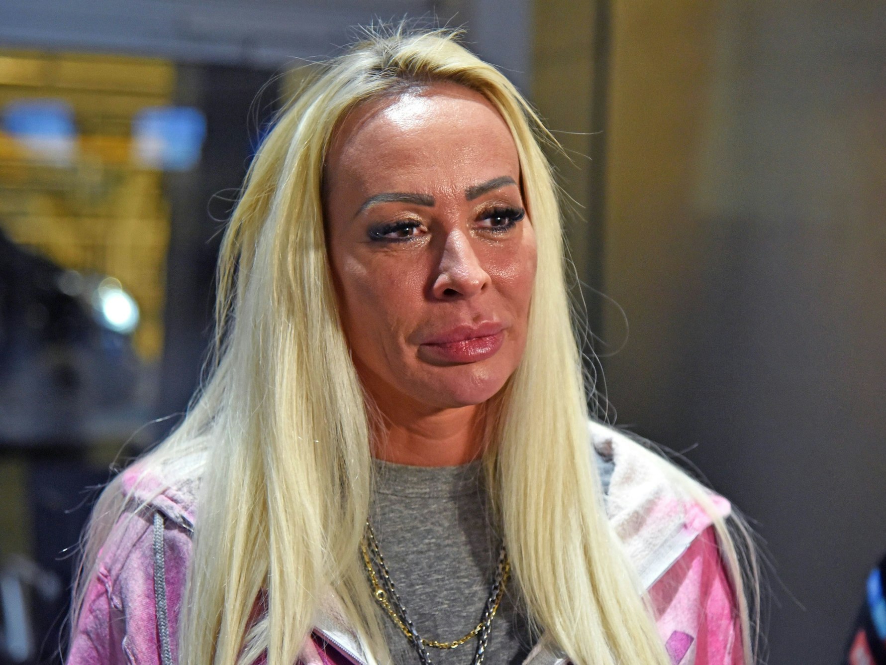 Cora Schumacher, hier kurz vor dem Abflug der Promis nach Australien zur RTL-Show „Ich bin ein Star – Holt mich hier raus!“ im Januar 2024, hat sich nach dem Coming-out ihres Ex-Mannes Ralf erstmals ausführlich dazu geäußert.