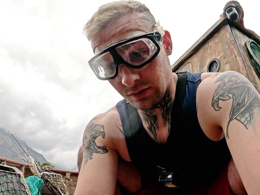 Das Foto zeigt Kandidat Eric Stehfest an Tag 2 des Sommer-Dschungelcamps bei einer Prüfung.