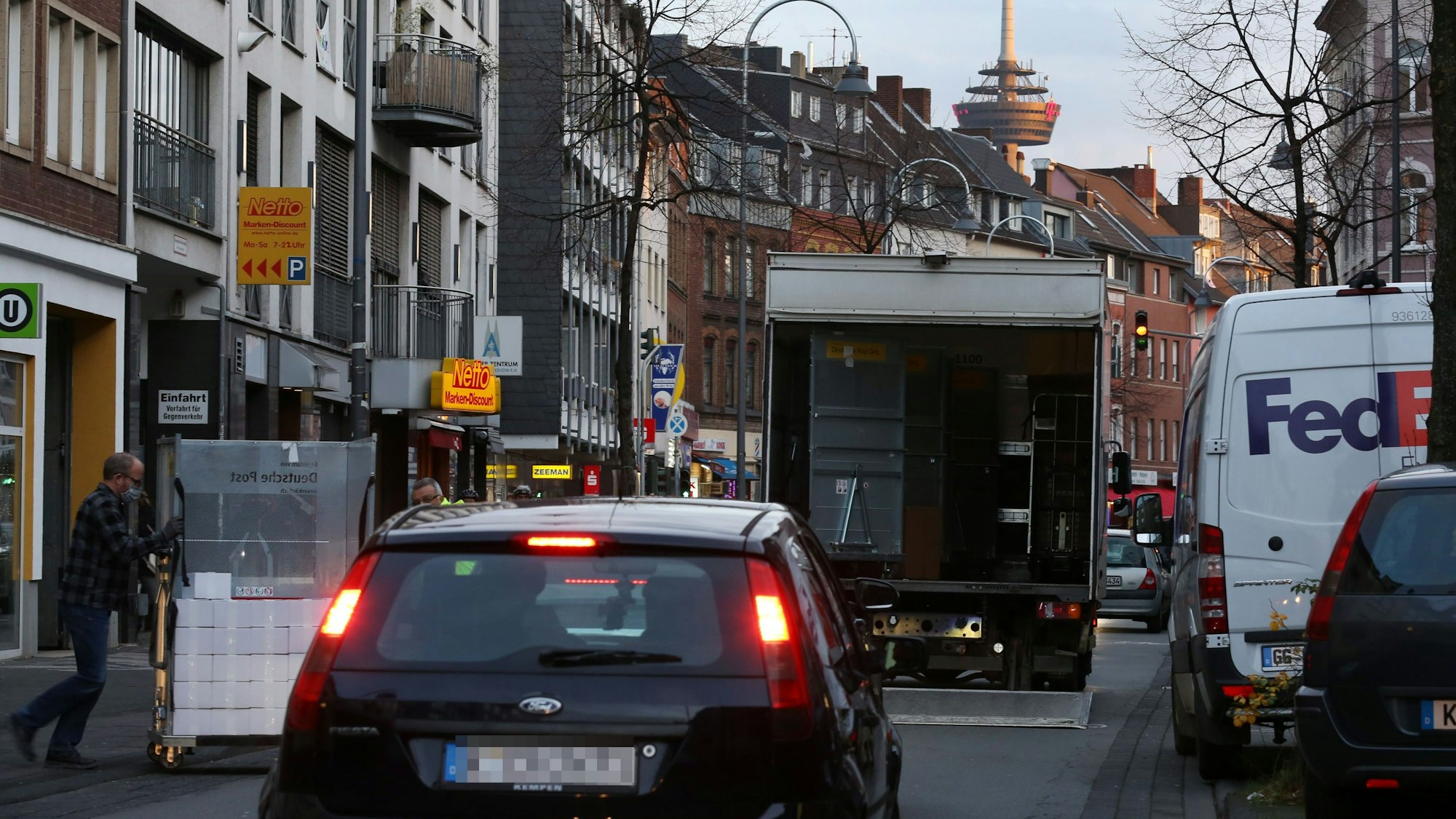 Autos auf einer Straße in Köln