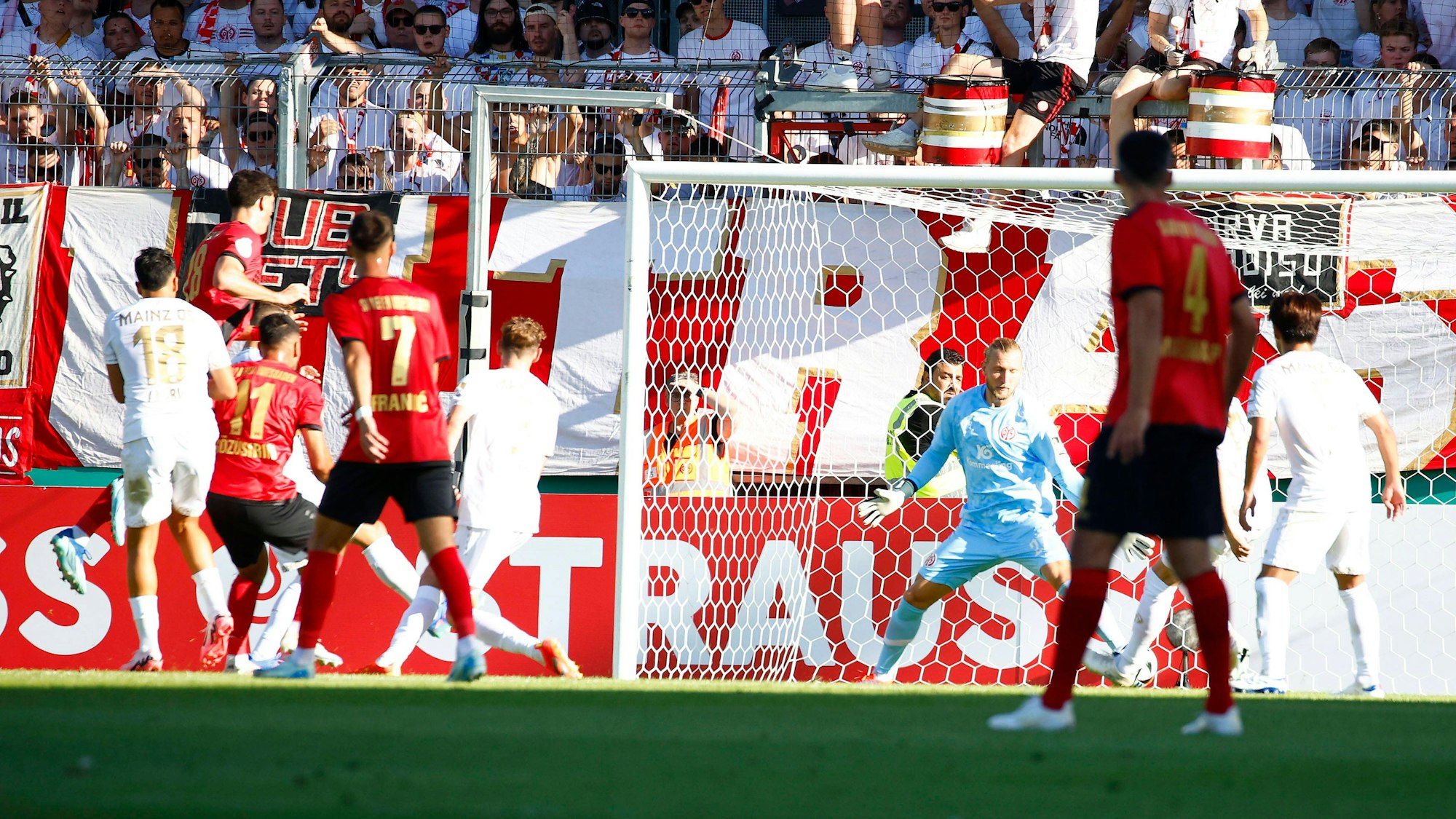 Wehen Wiesbaden trifft am frühen Freitagabend (16. August 2024) zur frühen Führung im DFB-Pokal gegen Mainz 05.