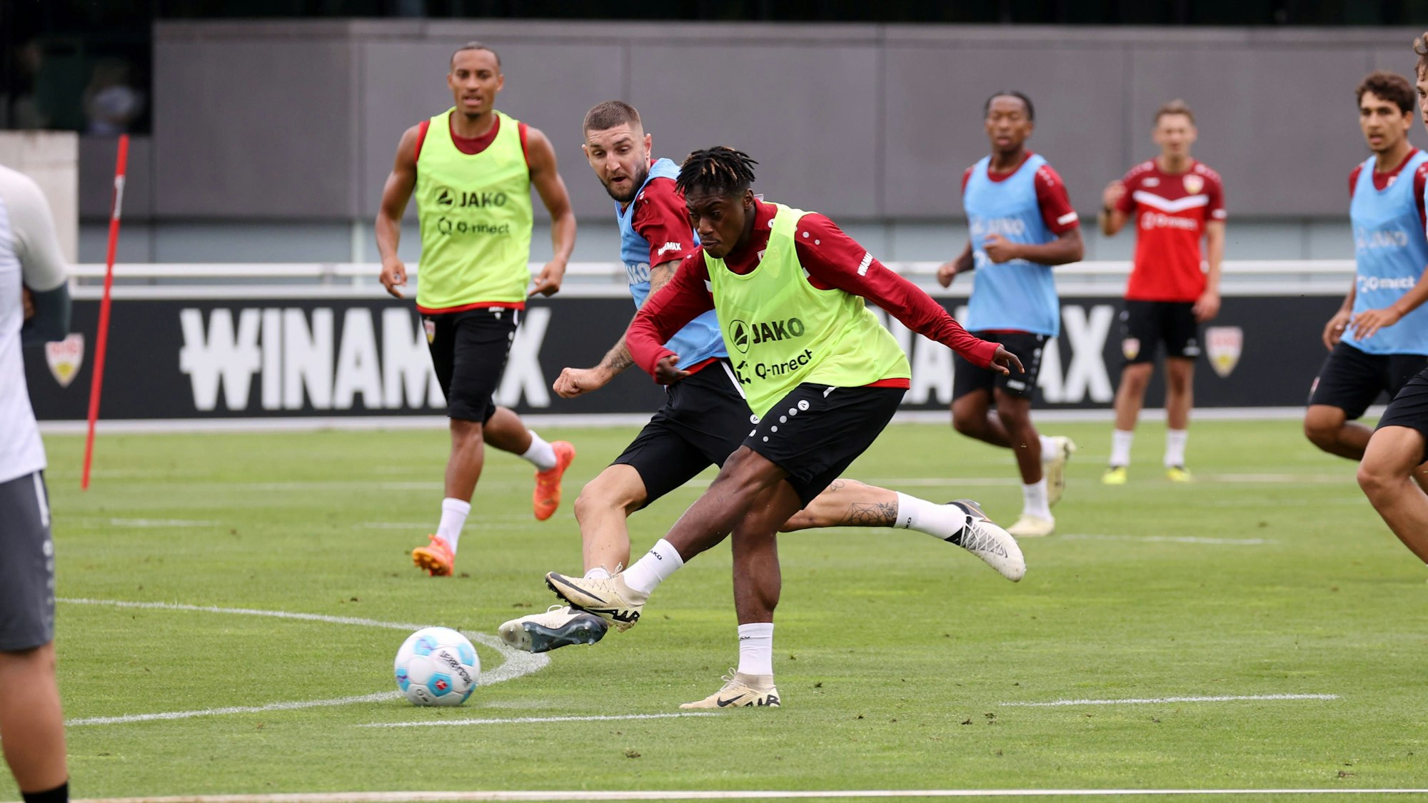 Julian Chabot und Justin Diehl im Zweikampf beim Training vom VfB Stuttgart.