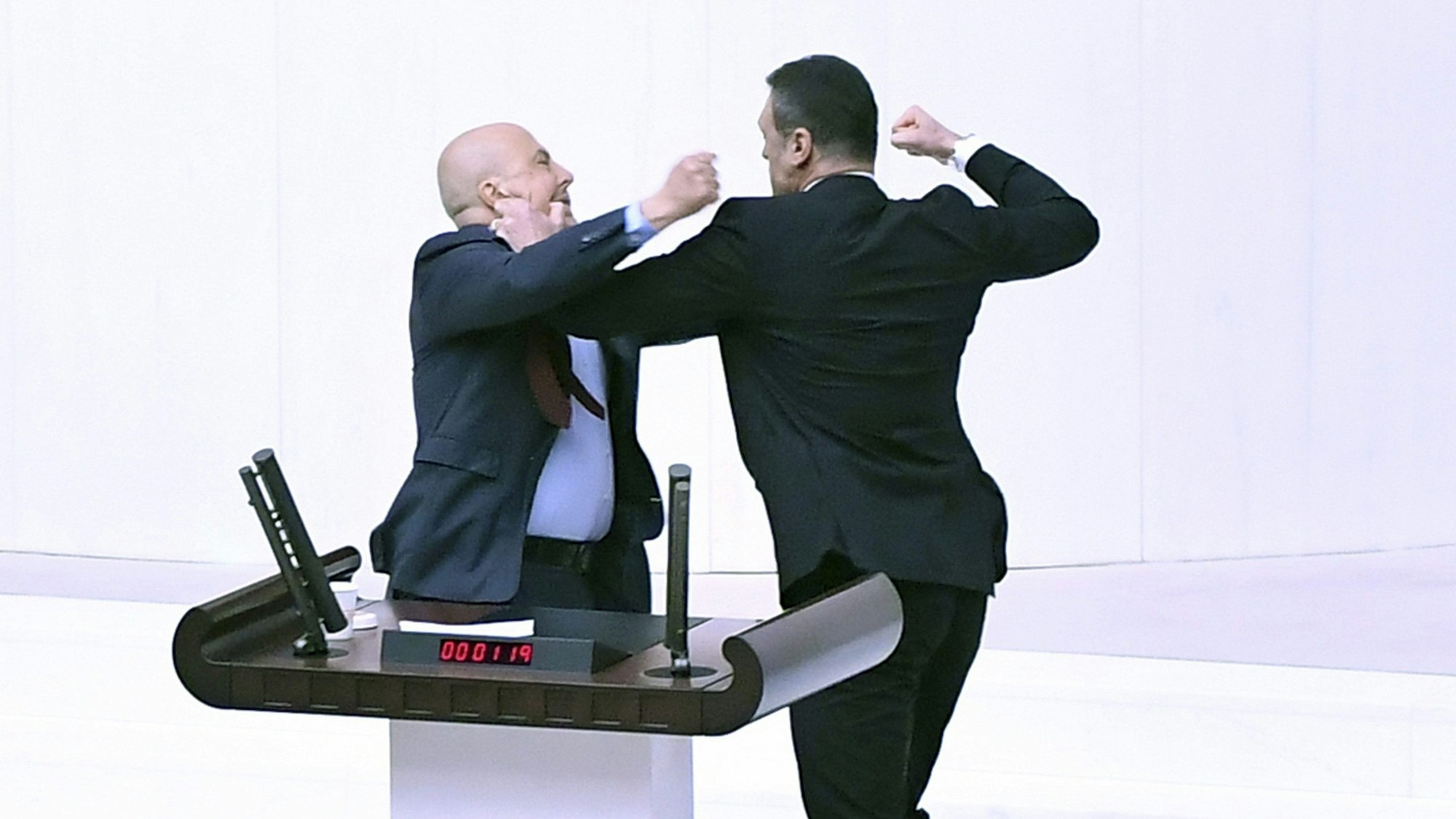 Der türkische AK-Partei-Abgeordnete Alpay Özalan (r.) greift den Abgeordneten der Arbeiterpartei der Türkei (TIP), Ahmet Sik, während der außerordentlichen Sitzung der Großen türkischen Nationalversammlung an.