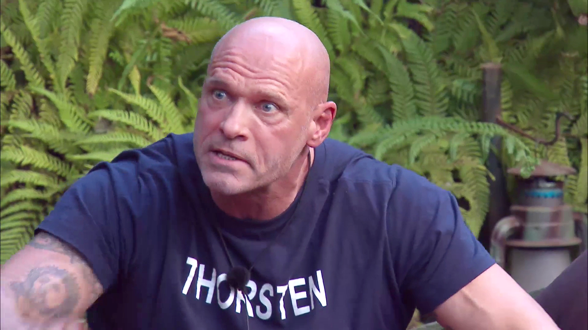 Thorsten Legat ist im Dschungelcamp der Legenden von einem Mitcamper genervt.