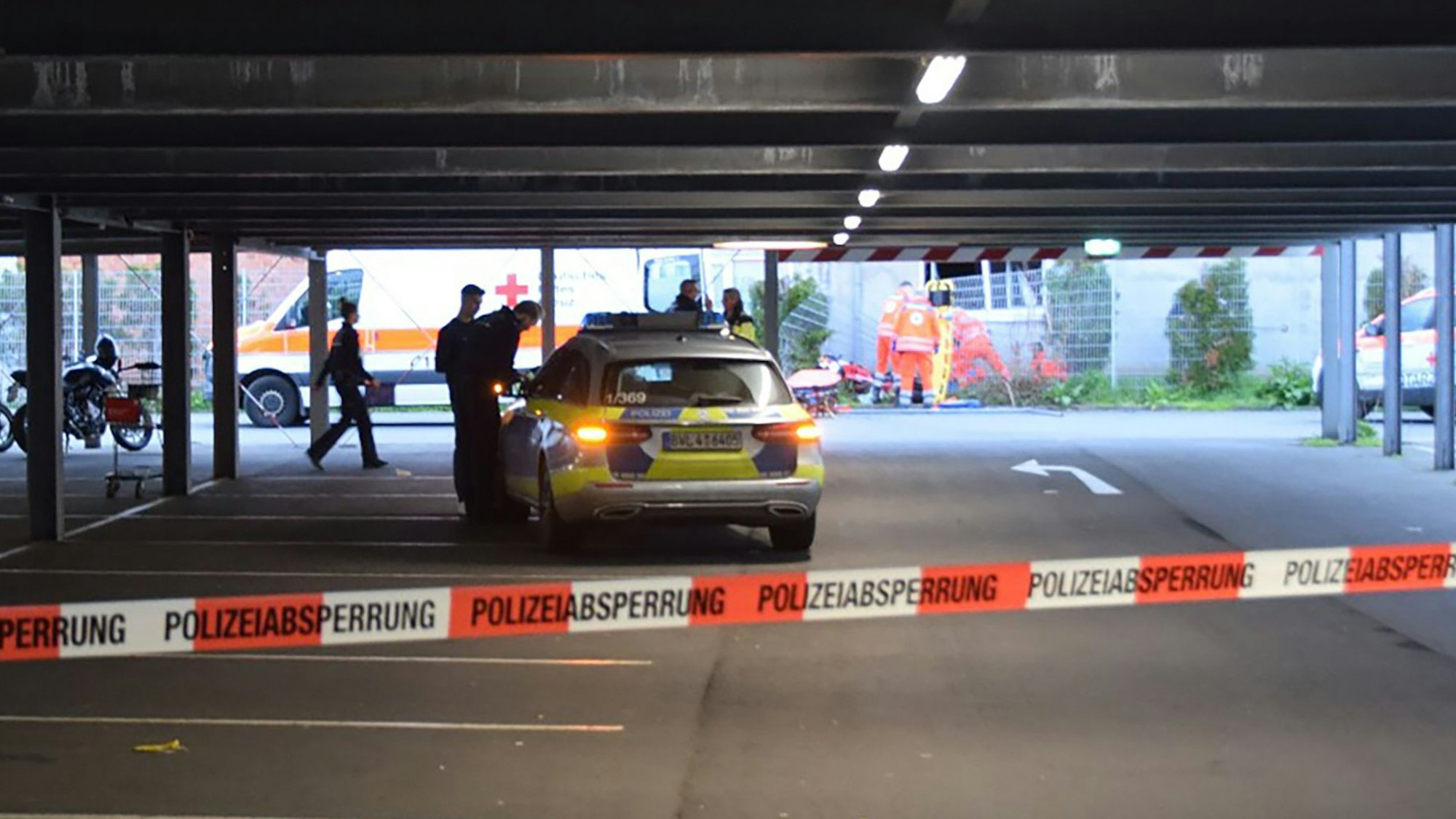 Polizeieinsatz im Parkhaus.