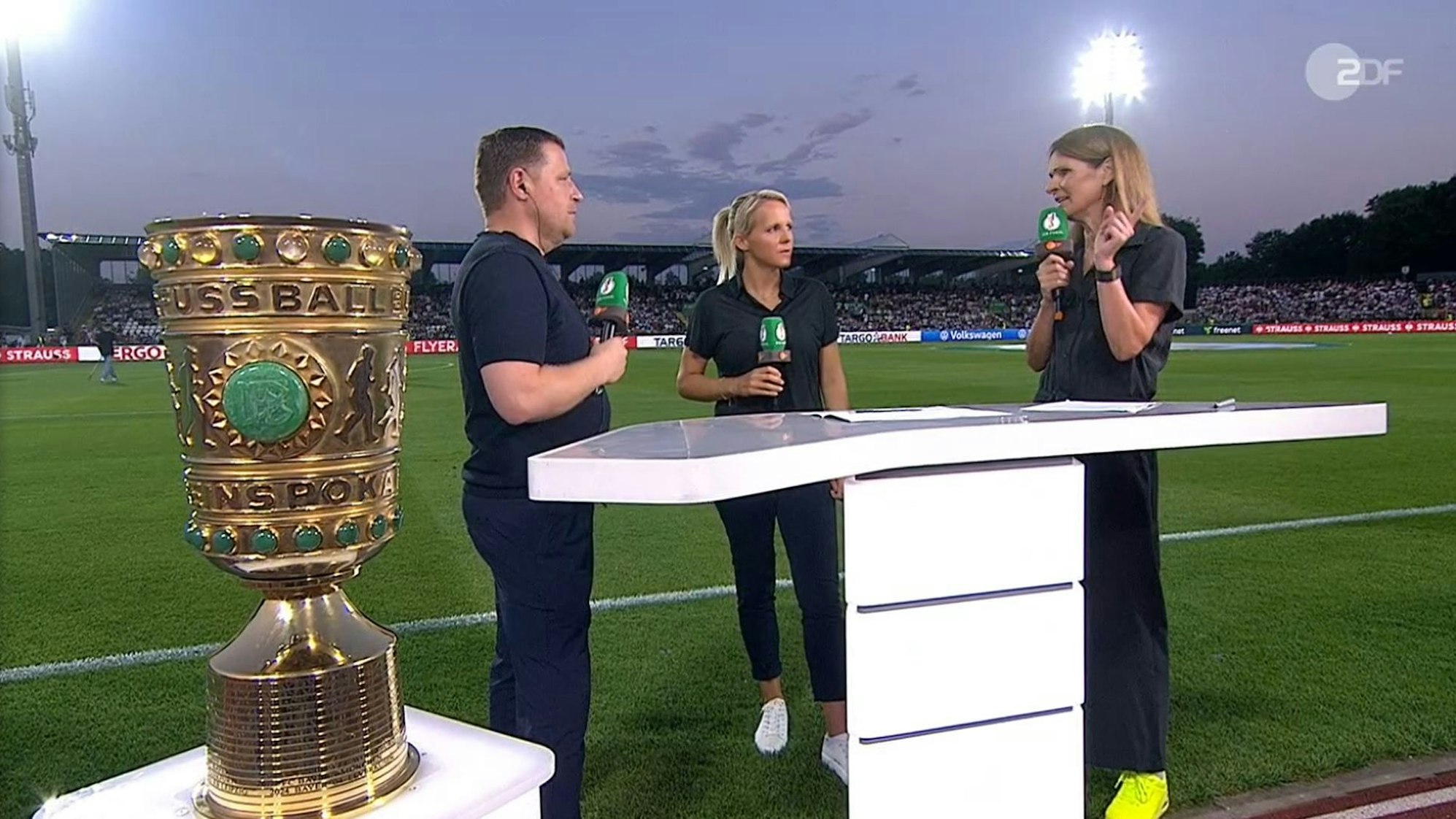 Katrin Müller-Hohenstein befragt Max Eberl bei der Pokal-Übertragung im ZDF am Freitag (16. August 2024) zu diversen Themen rund um den FC Bayern.