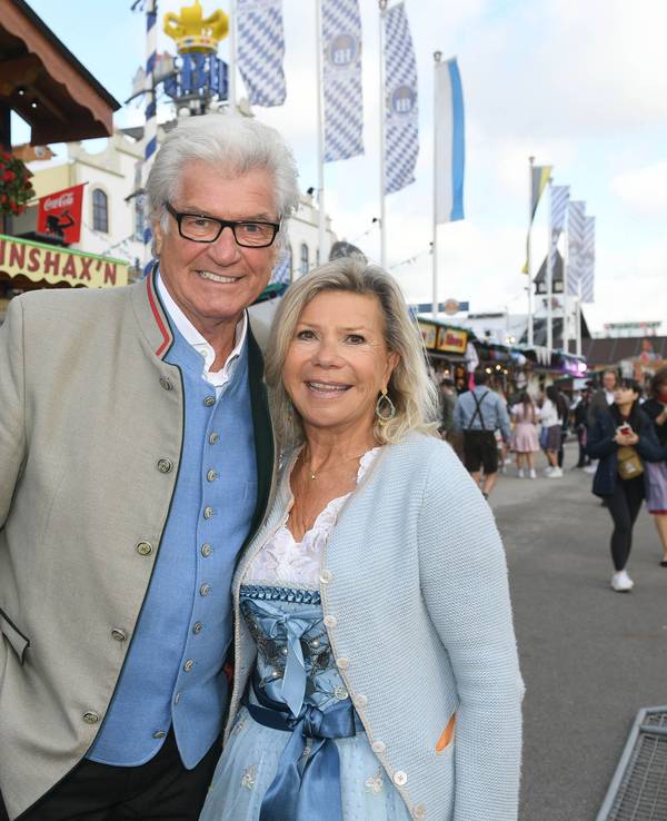 Das Schlagerduo Marianne und Michael zeigt sich vor dem Einzug der Wiesnwirte auf der Theresienwiese beim Start des 187. Münchner Oktoberfests im Jahr 2022.