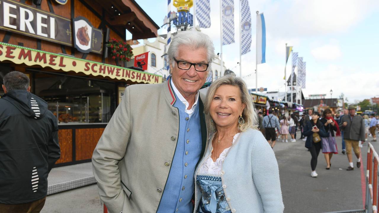 Das Schlagerduo Marianne und Michael zeigt sich vor dem Einzug der Wiesnwirte auf der Theresienwiese beim Start des 187. Münchner Oktoberfests im Jahr 2022.