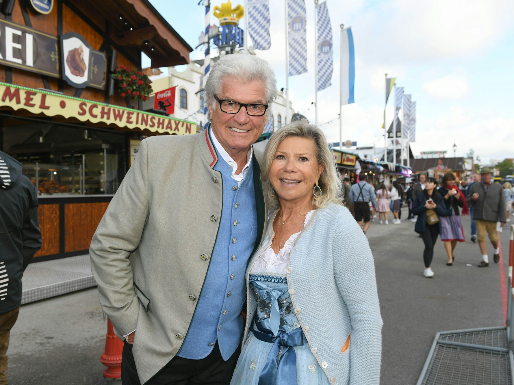 Das Schlagerduo Marianne und Michael zeigt sich vor dem Einzug der Wiesnwirte auf der Theresienwiese beim Start des 187. Münchner Oktoberfests im Jahr 2022.