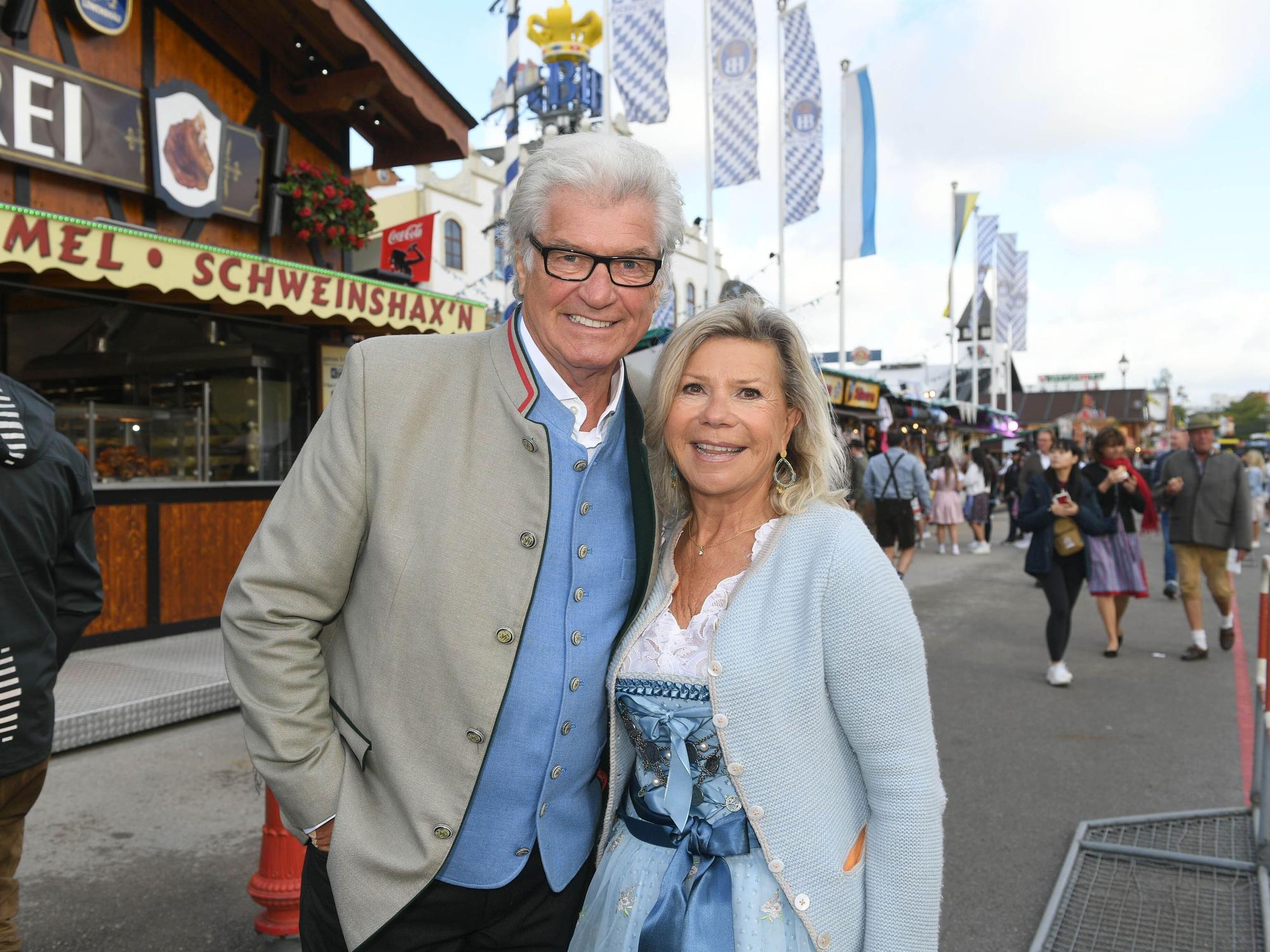 Das Schlagerduo Marianne und Michael zeigt sich vor dem Einzug der Wiesnwirte auf der Theresienwiese beim Start des 187. Münchner Oktoberfests im Jahr 2022.