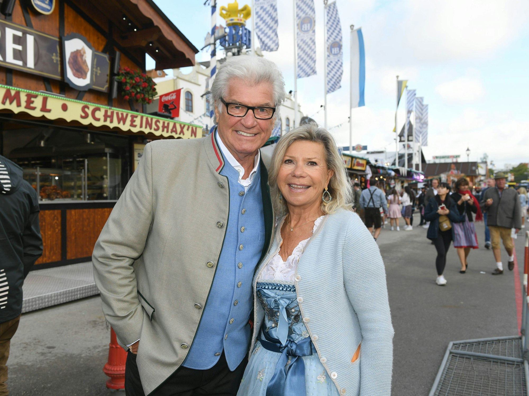 Das Schlagerduo Marianne und Michael zeigt sich vor dem Einzug der Wiesnwirte auf der Theresienwiese beim Start des 187. Münchner Oktoberfests im Jahr 2022.