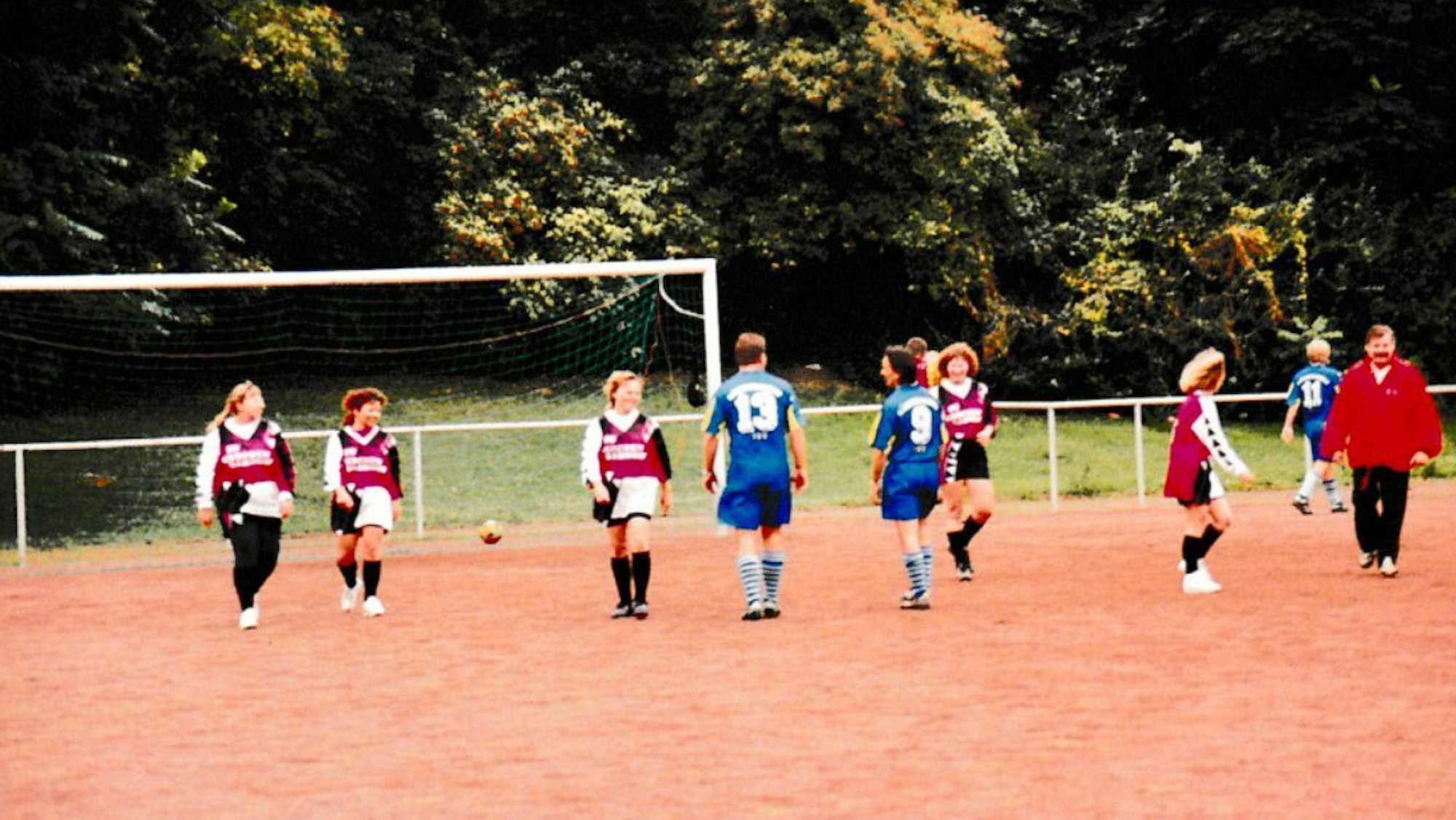 Ein besonderer Spaß war beim FC Märchenbahnhof immer der Kick gegen die eigenen Frauen.