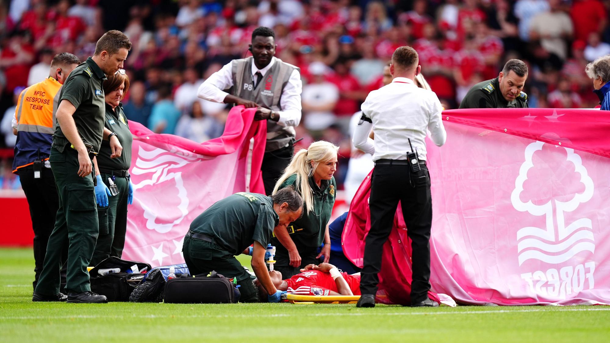 Danilo von Nottingham Forest wird während des Spiels im City Ground behandelt.