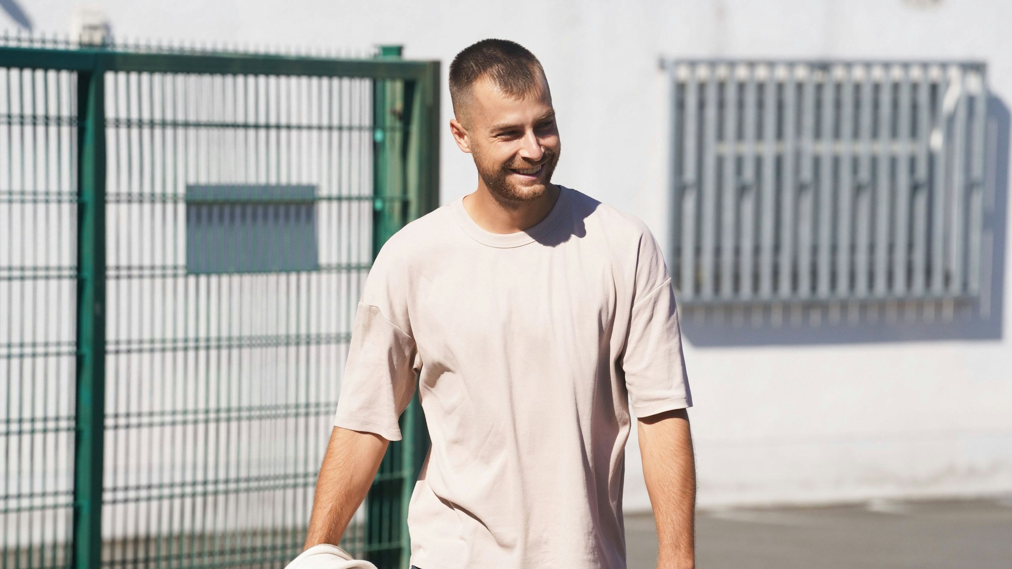 Alexander Hack lacht, nachdem er seinen Vertrag bei Mainz 05 aufgelöst hat.