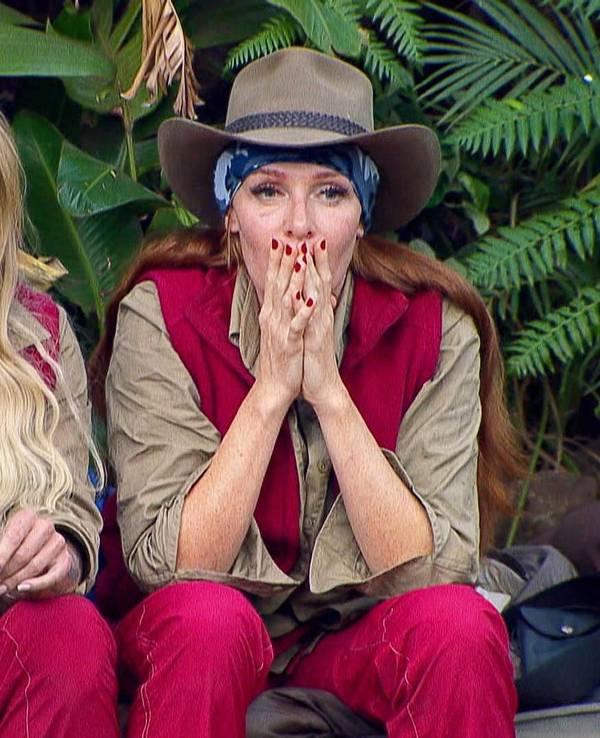 Danni (Daniela) Büchner und Georgina Fleur schauen schon am zweiten Tag im Dschungelcamp nicht glücklich aus – und jetzt zieht auch noch Elena Miras ein.