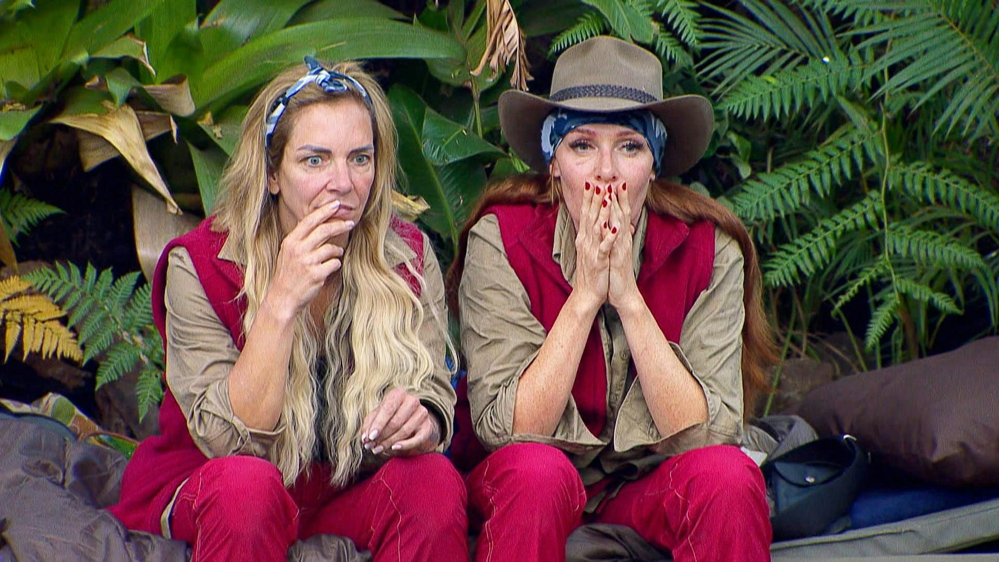 Danni (Daniela) Büchner und Georgina Fleur schauen schon am zweiten Tag im Dschungelcamp nicht glücklich aus – und jetzt zieht auch noch Elena Miras ein.