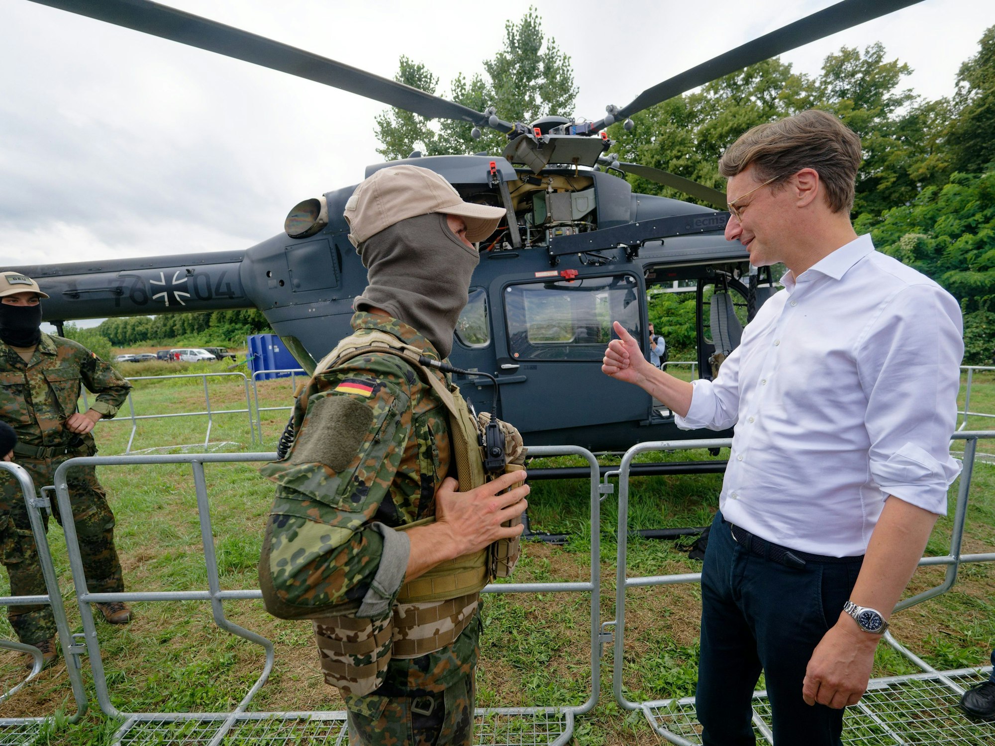 Hendrik Wüst, Ministerpräsident des Landes Nordrhein-Westfalen (CDU), spricht beim Nordrhein-Westfalen-Tag mit einem Soldaten.