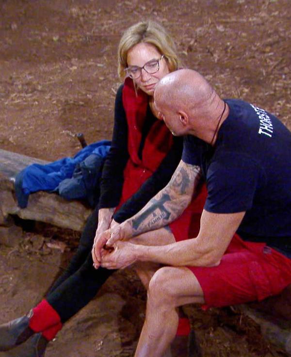 Das Foto zeigt Thorsten Legat und Danni Büchner an Tag 3 des Sommer-Dschungelcamps im Gespräch bei der Nachtwache am Lagerfeuer.