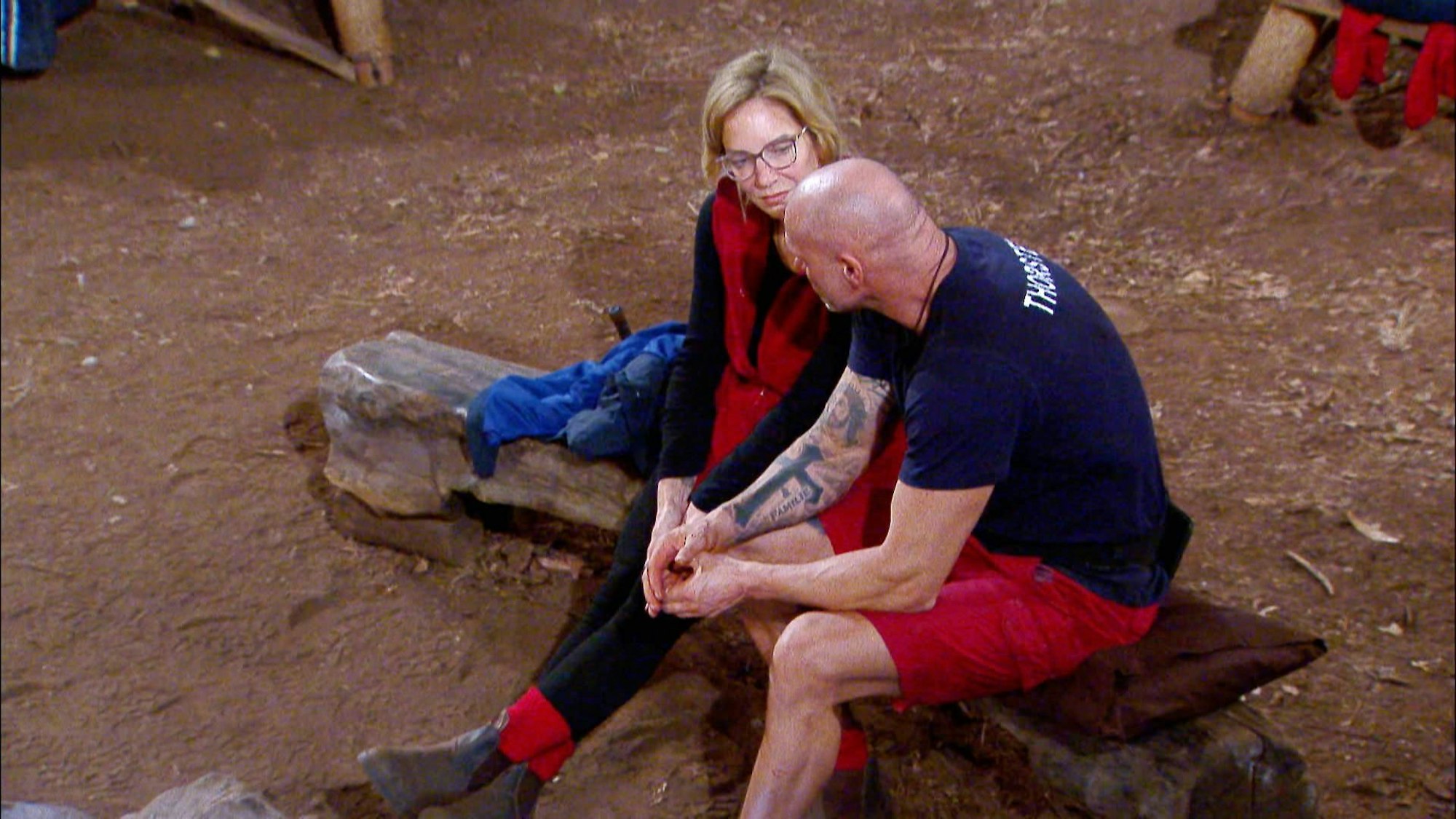 Das Foto zeigt Thorsten Legat und Danni Büchner an Tag 3 des Sommer-Dschungelcamps im Gespräch bei der Nachtwache am Lagerfeuer.