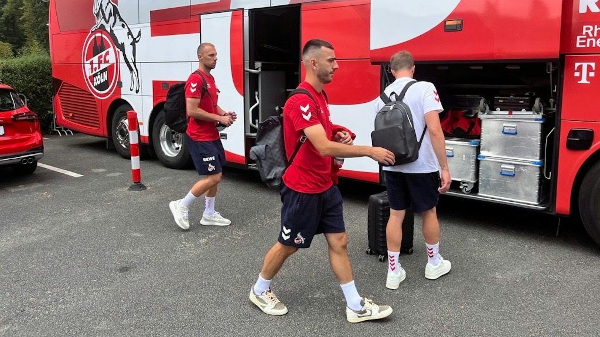 Marvin Schwäbe und Sargis Adamyan bei der Abfahrt des 1. FC Köln vor dem Spiel im DFB-Pokal beim SV Sandhausen.