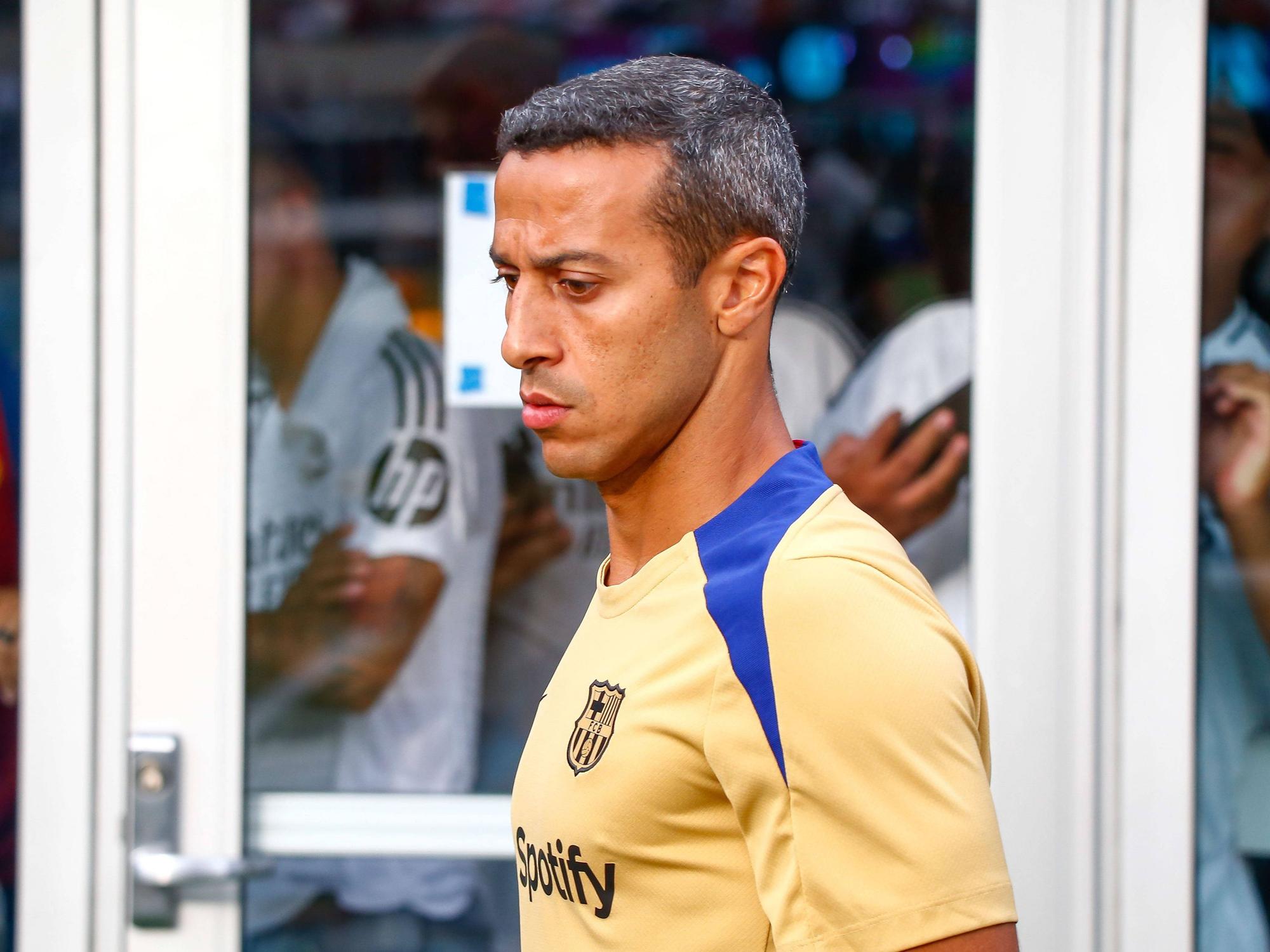 Thiago kommt ins Stadion.