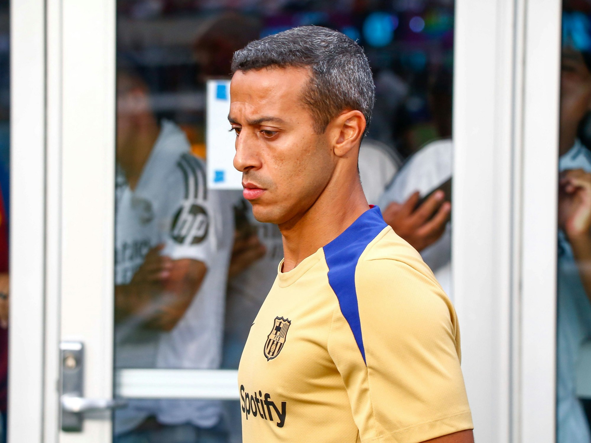 Thiago kommt ins Stadion.