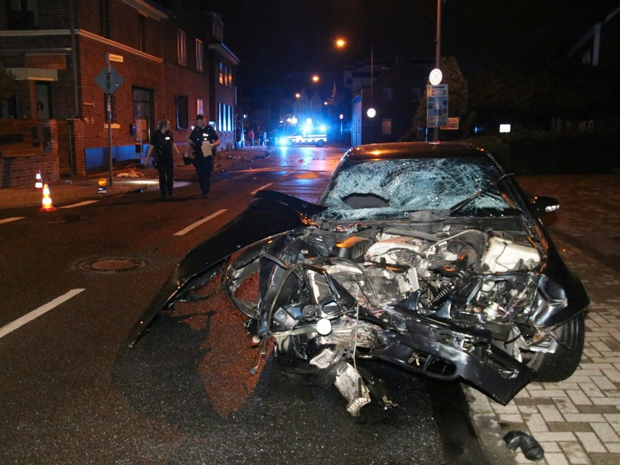 Das Auto nach einem Unfall in Köln.