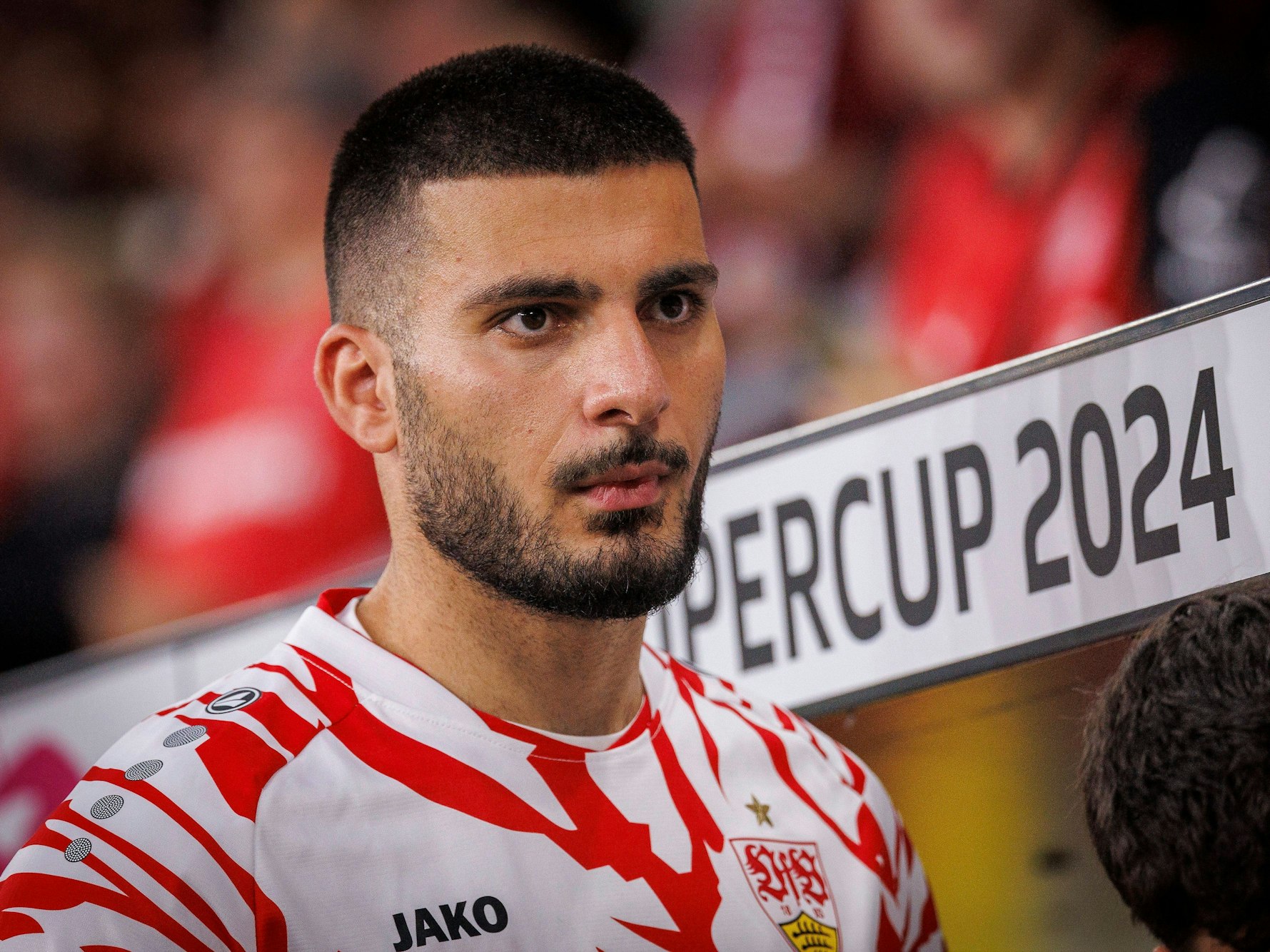 Deniz Undav steht an der Ersatzbank.