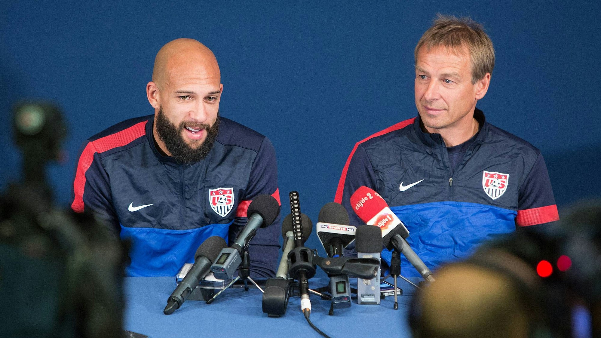 Jürgen Klinsmann im November 2013 zu Zeiten als US-Trainer bei einer Pressekonferenz neben seinem damaligen Torhüter Tim Howard.