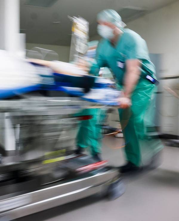 In Deutschland fehlen Blutspenden, in einigen Bundesländern mussten deshalb schon Operationen verschoben werden (Symbolbild).