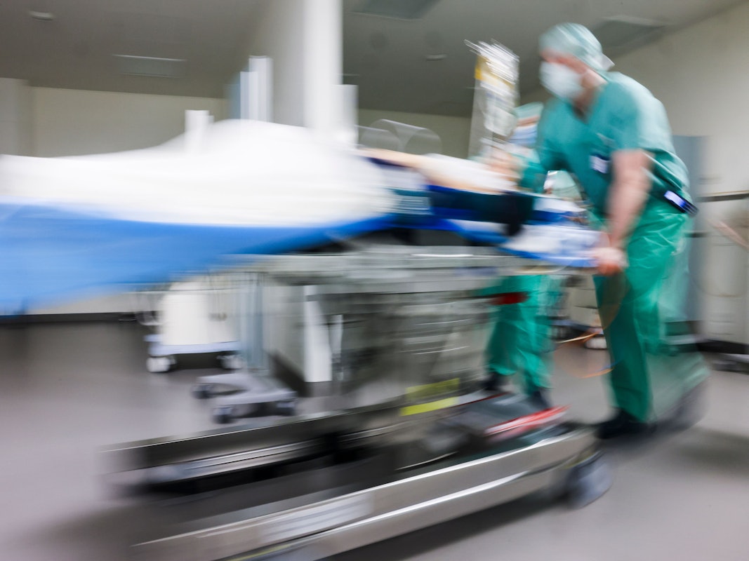 In Deutschland fehlen Blutspenden, in einigen Bundesländern mussten deshalb schon Operationen verschoben werden (Symbolbild).