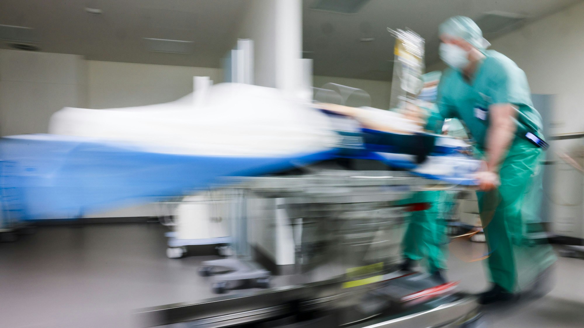 In Deutschland fehlen Blutspenden, in einigen Bundesländern mussten deshalb schon Operationen verschoben werden (Symbolbild).