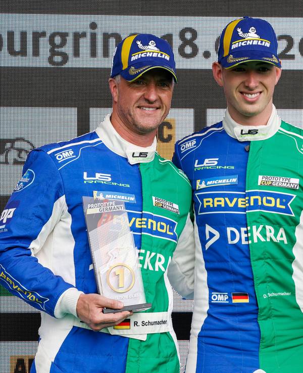 Zweifach-Sieg auf dem Nürburgring für Ralf Schumacher und Sohn David, hier am Sonntag (18. August 2024) auf dem Podium.