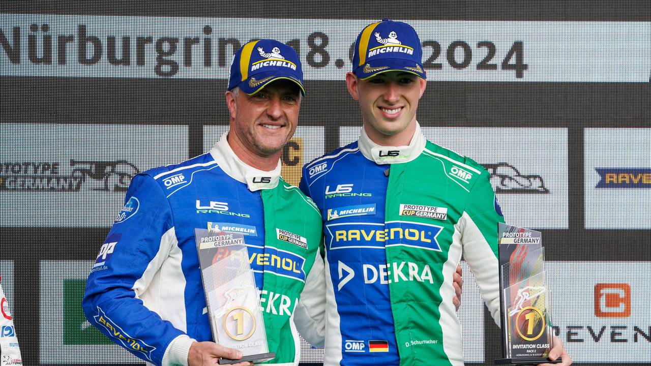 Zweifach-Sieg auf dem Nürburgring für Ralf Schumacher und Sohn David, hier am Sonntag (18. August 2024) auf dem Podium.